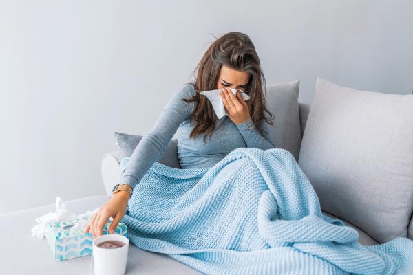 نوبات العطاس وتدميع العيون أبرز أعراض «حساسية الأنف»- اليوم