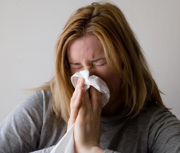 بعيدا عن الأدوية.. طرق طبيعية لعلاج الزكام والتهاب الحلق