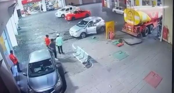 شاهد سبب اندلاع حريق بمحطة وقود بالمدينة