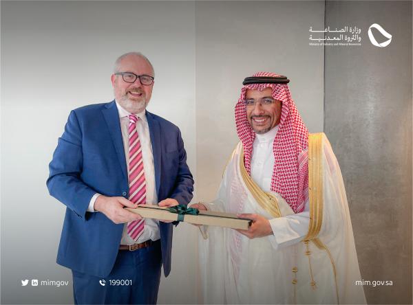 وزير الصناعة يستعرض الفرص الاستثمارية في أستراليا