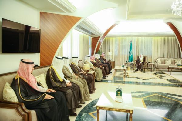 أمير الشرقية يكرم الجهات الداعمة لكتاب الملك السابع