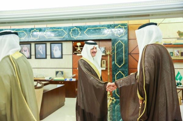 أمير الشرقية يكرم الجهات الداعمة لكتاب الملك السابع
