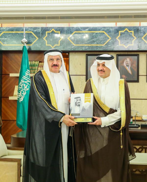 أمير الشرقية يكرم الجهات الداعمة لكتاب الملك السابع