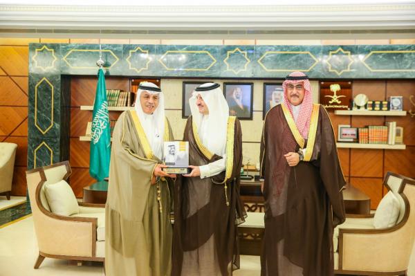 أمير الشرقية يكرم الجهات الداعمة لكتاب الملك السابع