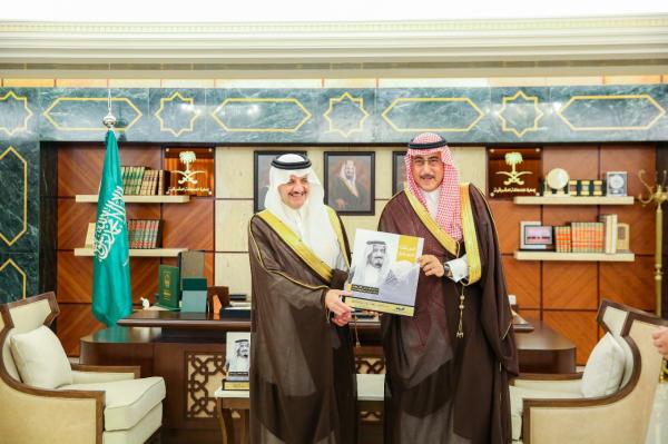 أمير الشرقية يكرم الجهات الداعمة لكتاب الملك السابع