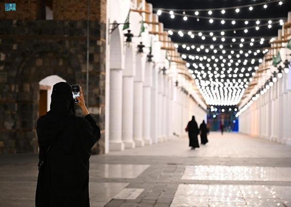 الحي التراثي في المدينة المنورة يجذب مختلف الزوار من الداخل والخارج- واس