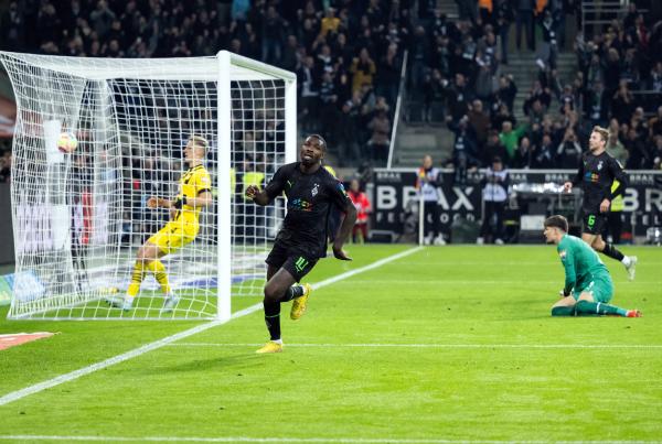 بوروسيا مونشنجلادباخ يضرب دورتموند برباعية