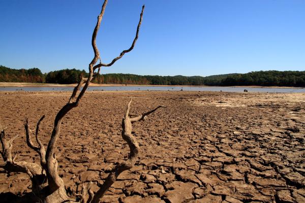 يؤدي الجفاف للضغط على القشرة الأرضية مسببًا حدوث زلازل- مشاع إبداعي