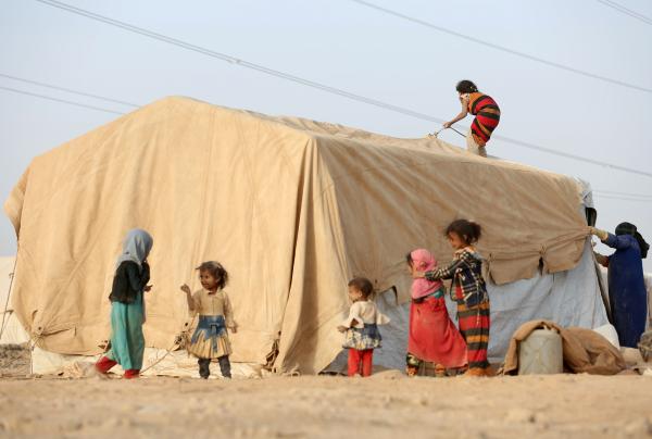 60 خيمة للنازحين تلتهمها النيران في الحديدة