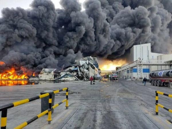 عاجل: حريق في مدينة صناعية بوسط إيران