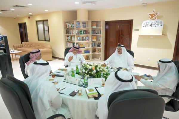 المجلس الاستشاري لجائزة الموقف الأدبي خلال اجتماعه الأول - اليوم