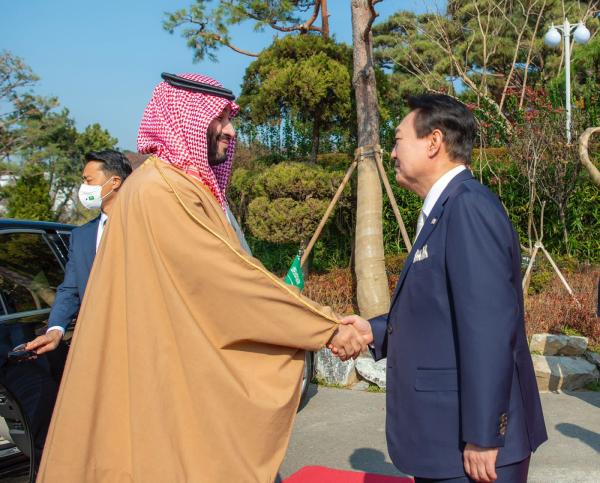 ولي العهد مصافحا الرئيس الكوري الجنوبي بالمقر الرئاسي في سيئول - واس