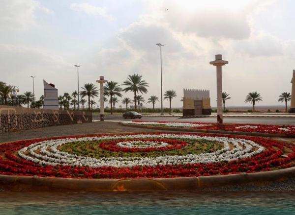 'السيح' تتزين بالزهور الموسمية