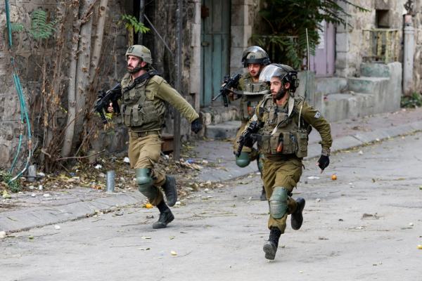 قوات الاحتلال تواصل اعتداءاتها على الفلسطينيين في الخليل