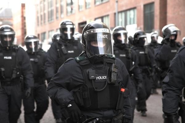 القبض على 3 أشخاص حاولوا قتل شرطيين في أيرلندا الشمالية