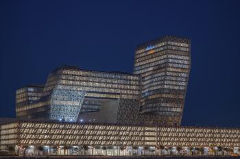 تصميم هندسي ومعماري فريد لمبنى «سابك» الجبيل - اليوم