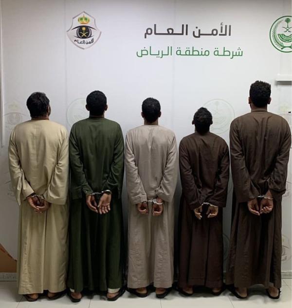 شرطة الرياض تقبض على 5 مقيمين للاستيلاء على بضائع شاحنات النقل