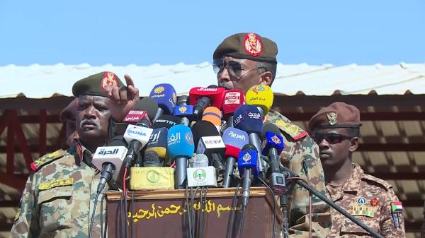 البرهان يخاطب قوات بالجيش السوداني في قاعدة 