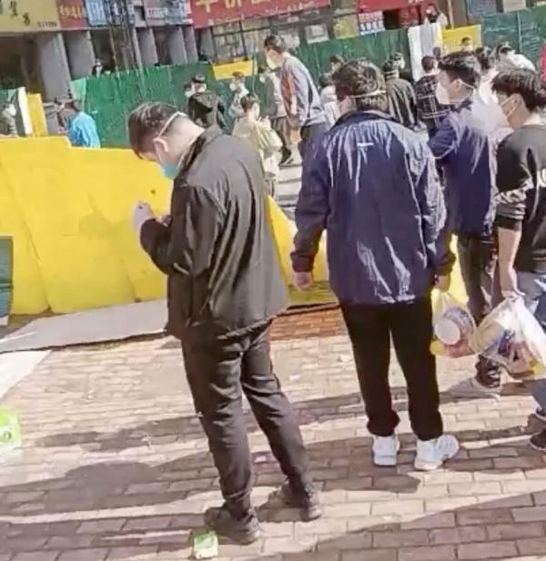 احتجاجات عنيفة بمصنع هواتف آيفون في الصين