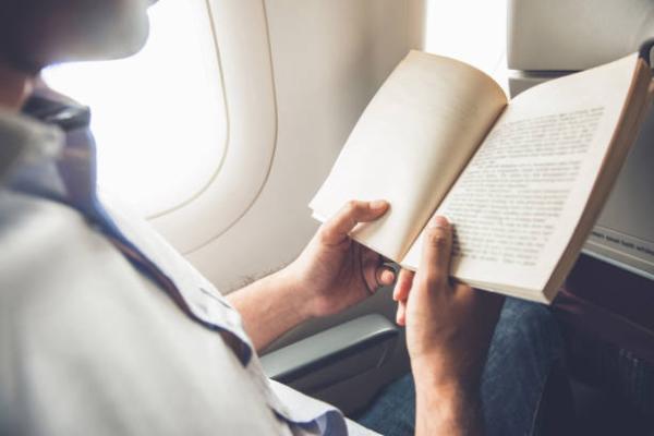 القراءة أثناء الرحلة تذهب عنك الملل - مشاع إبداعي
