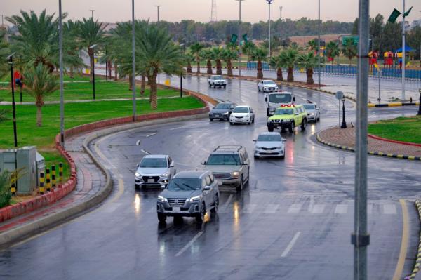 «أهالي عرعر» يستمتعون بالأجواء الماطرة ويقضون أوقاتا سعيدة