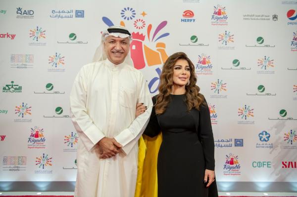 أصالة مع سالم الهندي من شركة روتانا قبل بدء حفلها في موسم الرياض - اليوم