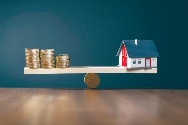 أسعار الفائدة تدفع عقود التمويل العقاري للتراجع خلال شهرين