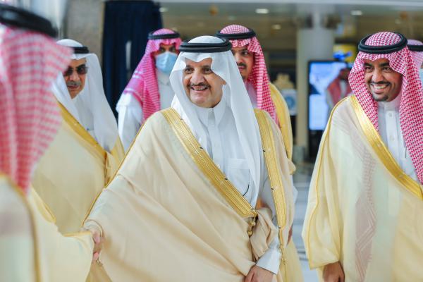 أمير المنطقة الشرقية صاحب السمو الملكي الأمير سعود بن نايف بن عبد العزيز خلال تدشين ملتقى المنشآت الصغيرة والمتوسطة - غرفة الشرقية على تويتر