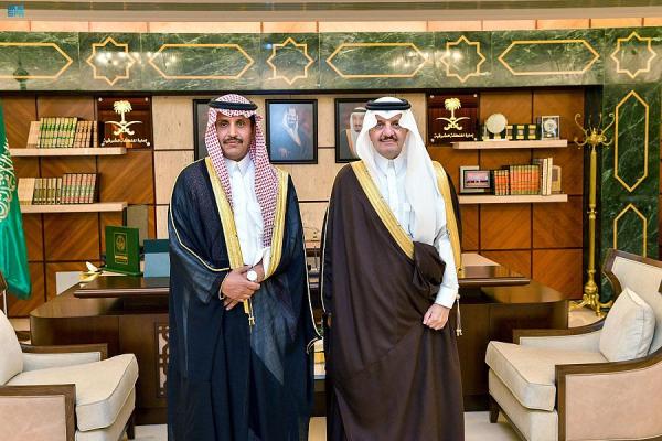أمير الشرقية يستقبل مدير عام معهد الإدارة بعسير