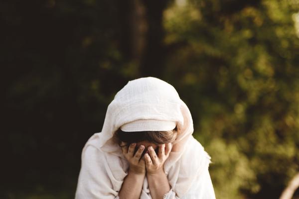 يسبب البكاء احمرارا حول العينين - مشاع إبداعي