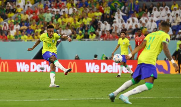 Soccer Football - FIFA World Cup Qatar 2022 - Group G - Brazil v Switzerland - Stadium 974, Doha, Qatar - November 28, 2022
Brazil's Eder Militao shoots at goal REUTERS/Hannah Mckay