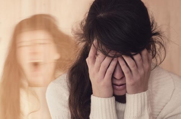 من العزلة إلى محاولة الانتحار.. ماذا تعرف عن مضاعفات فصام الشخصية؟