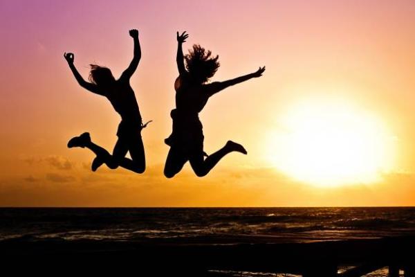 التواجد مع أشخاص إيجابيين يزيد من احترام الذات ويرفع الروح المعنوية - مشاع إبداعي