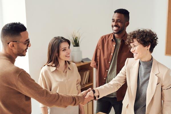 تحسين العلاقة مع زملائك يخلق بيئة صحية تساعد على حب العمل - مشاع إبداعي