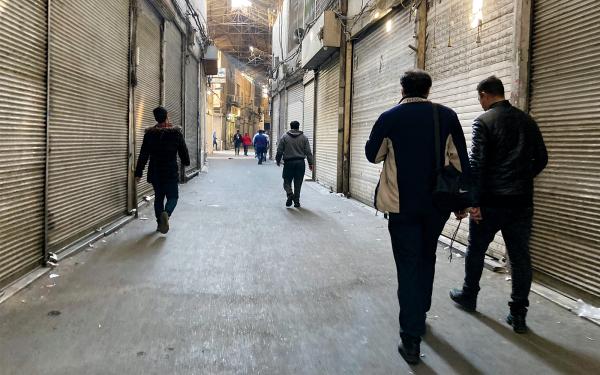 إيران تغلق أبوابها استجابة للإضراب.. وحرس الإرهاب يتوعد