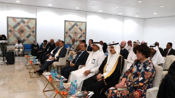 حضور المعرض الفني يستمعون إلى شرح يوضح جرائم الميليشيا بحق نساء اليمن - اليوم