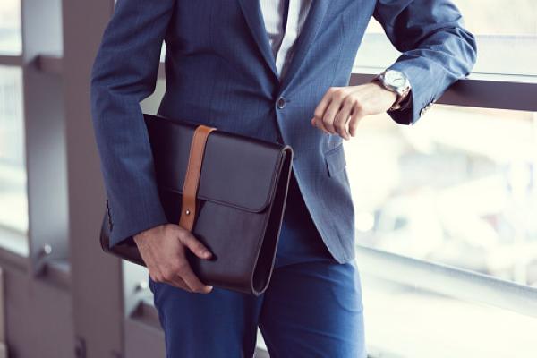 يمكن تنظيف الاكسسوارات الجلدية باعتدال للحفاظ على بريقها - مشاع إبداعي