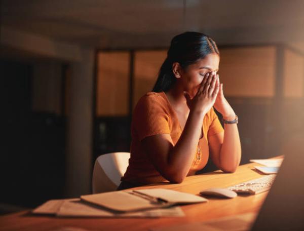 المهام الأسرية والتزامات العمل تسبب حالة من التوتر اليومي للشباب - مشاع إبداعي