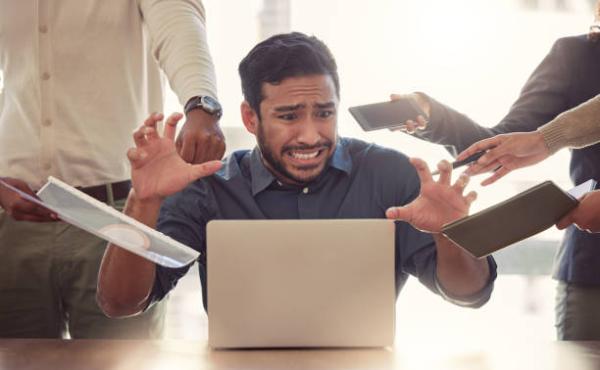 الشباب يرتبط دورهم بكثير من المهام والاحتياجات المنزلية ما يخلق لديهم حالة من التوتر اليومي - مشاع إبداعي