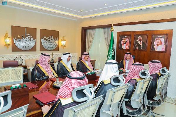  رئيس مجلس إدارة نادي الفروسية بالدمام يقدم تقريرًا عن أعمال النادي لصاحب السمو الملكي الأمير أحمد بن فهد بن سلمان بن عبد العزيز - واس