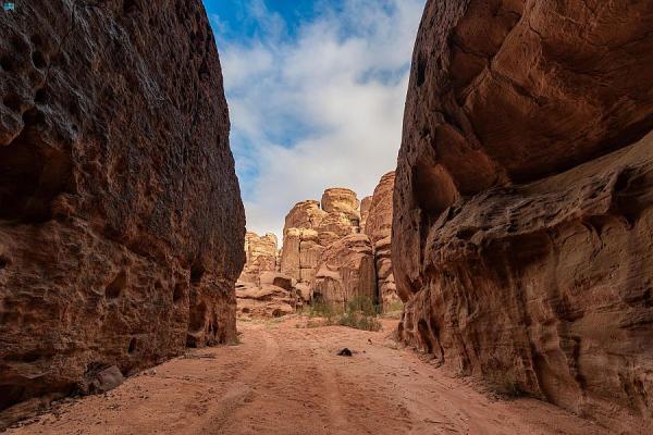 تتزين أسطح صخور الجبال بالكثير من الكتابات والنقوش التي تحمل في طياتها ما تضمه هذه المنطقة من إرث تاريخي - واس