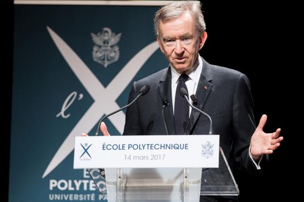 برنارد أرنو المسيطر على LVMH - مشاع إبداعي