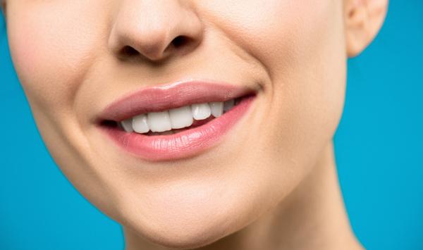 6 مكونات طبيعية تعيد لأسنانك بياضها الناصع