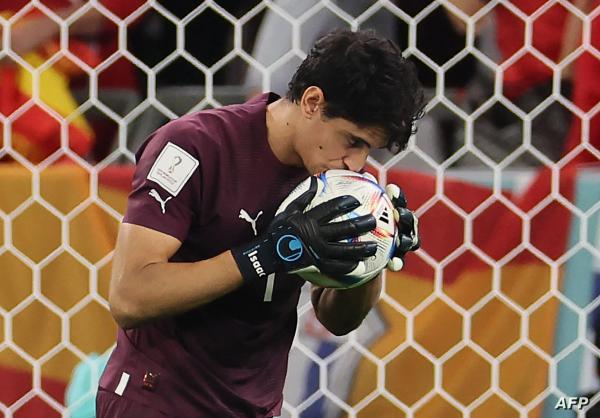 'حاسم ومذهل'.. حارس فرنسا يمتدح مستوى ياسين بونو في كأس العالم