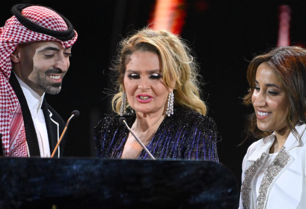 جمانة الراشد ومحمد التركي مع يسرا في حفل توزيع الجوائز للدورة الثانية - حساب المهرجان على إنستجرام