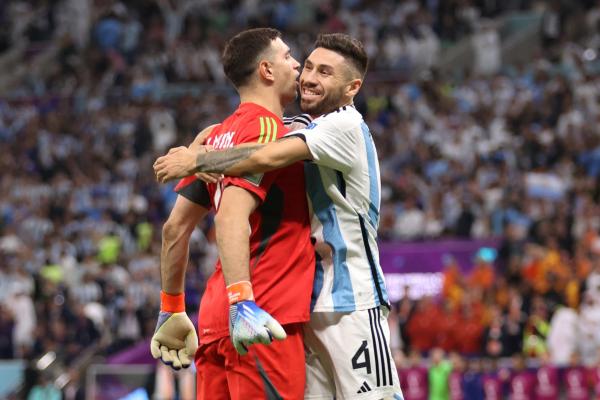 فرحة الأرجنتين بالصعود إلى نصف نهائي كأس العالم قطر 2022 على حساب هولندا