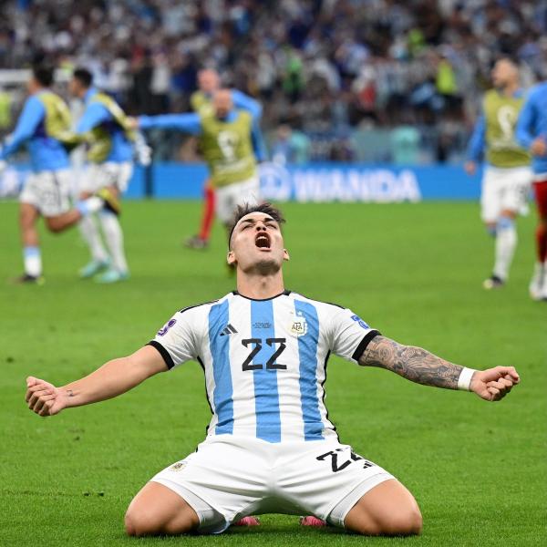 فرحة الأرجنتين بالصعود إلى نصف نهائي كأس العالم قطر 2022 على حساب هولندا