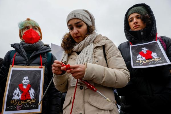 تضامن ودعم من برلين للمرأة الإيرانية ورفض لقتل المحتجين - رويترز
