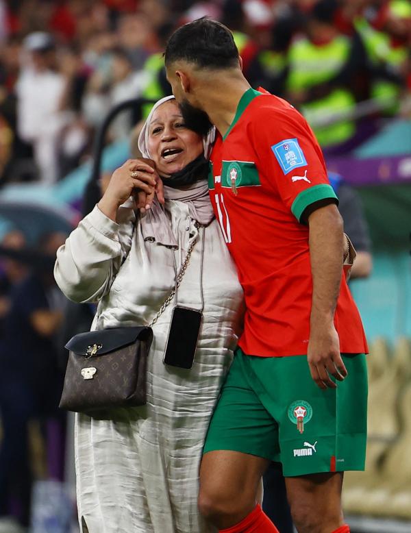 نجوم المغرب يبهرون الأعلام الغربي في الترابط العائلي