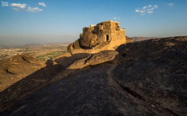 يوجد قلعة في أعلى جبل رعوم - واس